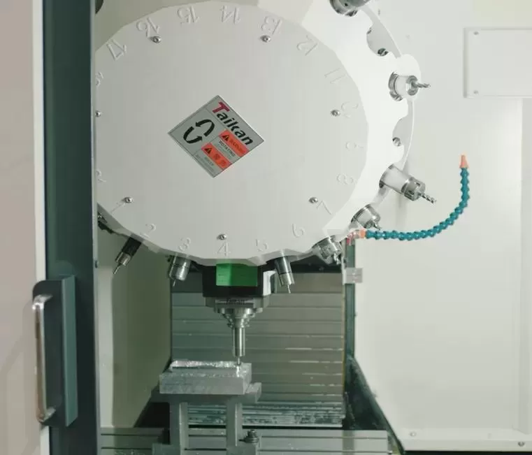 Lavorazione di foratura e fresatura CNC Lavorazione di foratura e fresatura CNC