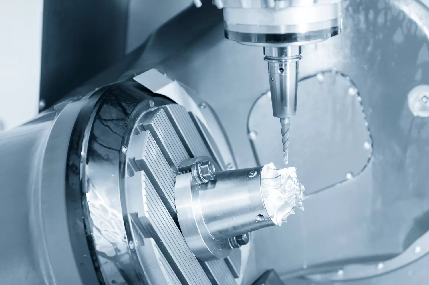 Lavorazione simultanea a cinque assi Lavorazione simultanea a cinque assi