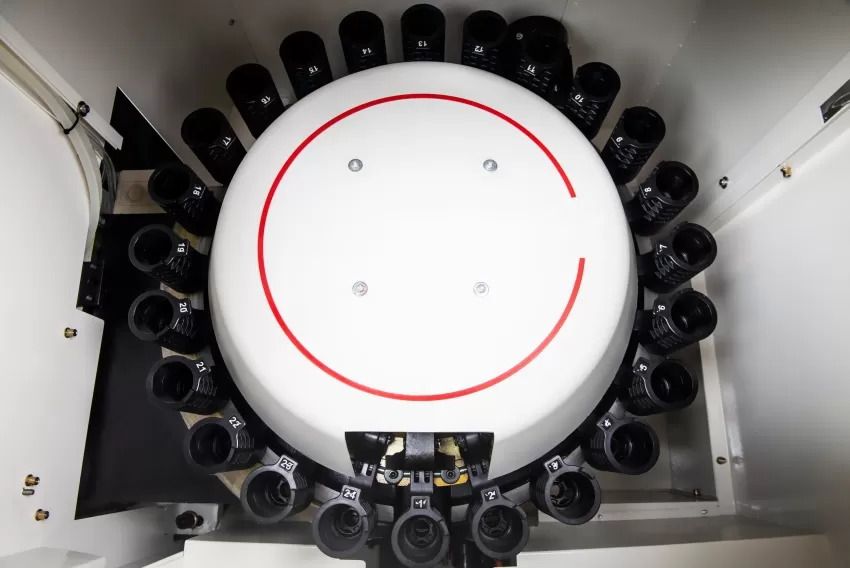 Il cambiatore automatico dell'utensile a braccio del centro di lavoro CNC Il cambiatore automatico dell'utensile a braccio del centro di lavoro CNC